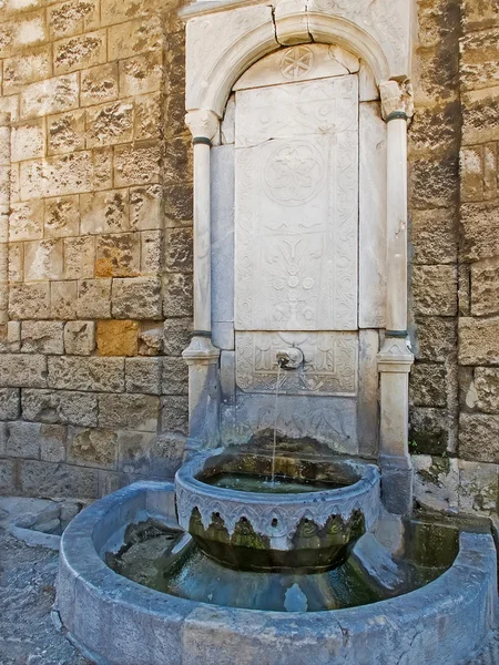 Une ancienne fontaine médiévale — Photo