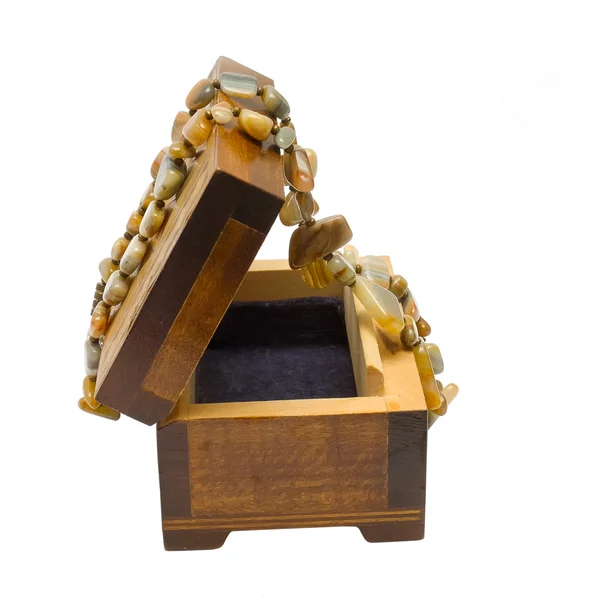 Дерев'яна коробка з намистом — стокове фото