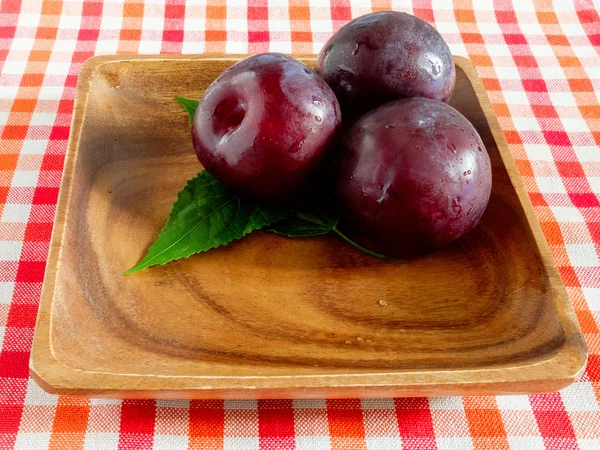 Ameixas maduras frescas — Fotografia de Stock