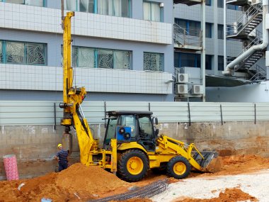 Buldozer ile yığın teçhizat inşaat alanındaki taşıyordu.