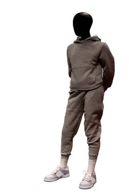 Beyaz arka planda izole edilmiş iki uzun kollu spor elbise giyen bir erkek vitrin mankeni.