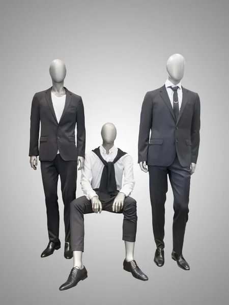 Три чоловічі манекени, одягнені у костюм — стокове фото