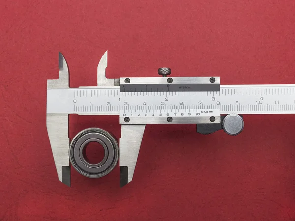 Vernier kumpas ile rulman — Stok fotoğraf