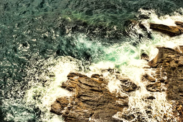 Schuimende zee op de rotsen — Stockfoto