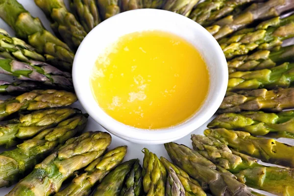 Asparagus-tips lager en sirkel med smørbrød stockbilde