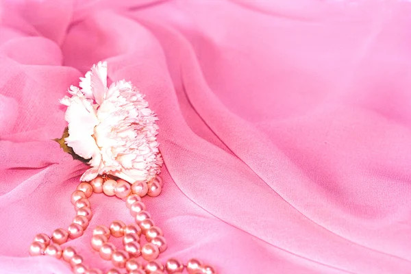 Weiße Nelkenblüten Und Perlen Falten Aus Rosa Seidenchiffon — Stockfoto