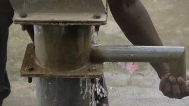 Kuyudan Elle Pompalama Suyu Gelişmekte Olan Ülkelerde Temiz İçme Suyuna Erişim İçin Basit ama Etkili Bir Çözüm