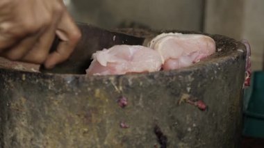 Tavuk kesme sanatının tadını çıkarıyorum.