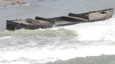 Sakin Sular - Hint Nehri 'nde yüzen