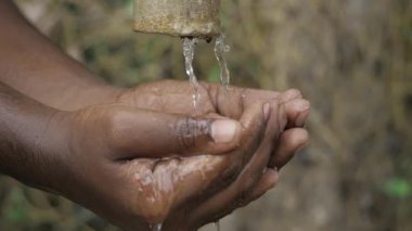 Kolayca Elleri Yıkama - Hindistan 'da El Pompaları Kullanımı Rehberi