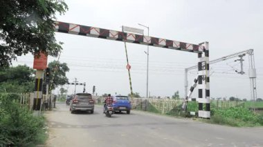 Demiryolu Geçidi ve Trafik Ölçüleri ile Yol Kavşağı