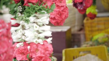 Canlı Çiçek Buketi - Beyaz ve Pembe Yapraklar Büyülendi