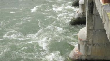 Sakin Sular Betonla Buluştu - Denize Karşı Okyanus Dalgalarının Huzurlu Manzarası