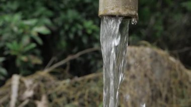 Kırsal bir çeşmeden gelen yatıştırıcı su damlacıkları
