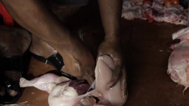 Eller Kemikli Tavuk Etini Hazırlıyor