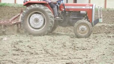 Çok yönlü John Deere 4045 EG38 Traktörü ile verimli çiftçilik