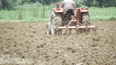 Çiftlik Traktörü - Toprak temizleme makinesi