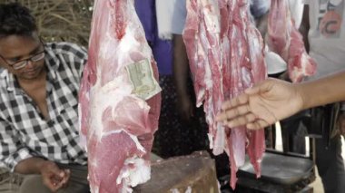 Ekrandaki Biftek Kesintileri - Yaşlanma ve Para Sorunları Sanatı