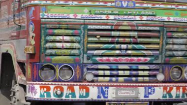 Şehir Trafiği - Mağaza önlerinden geçen Kral Kamyon ve Araba