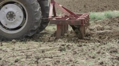 Toprağın derinliklerine doğru kazan tarım traktörü Tarım 'a bir bakış.