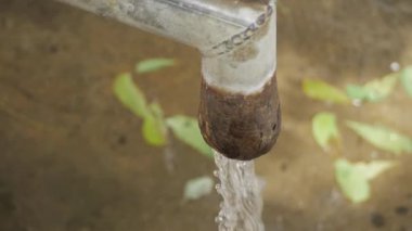 Hindistan 'da El Pompası' ndan akan su