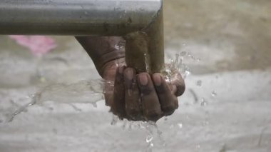 El Pompalama Suyu - Bir Susuzluk Anı