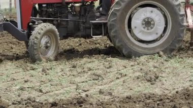Traktör Lastiği Tarım Arazisi 'ni kazıyor.