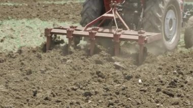 Verimli çiftçilik - Bir traktör pulluğuna yakından bakın