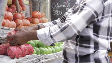 Canlı piyasa sahnesinde taze meyve ararken