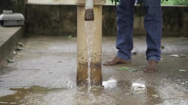 Hortum Eklentisinden akan su - Bahçedeki Huzurlu Görüş