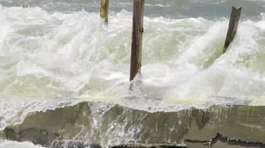 Canlı Okyanus Dalgaları ve Güçlü Çit Büyüleyici Kıyı Manzarası