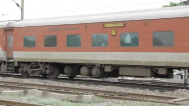 Raylarda Kırmızı Tren, Harekette Bir Yolculuk