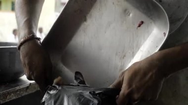 Çabuk ve kolay tavuk kesme tekniği.