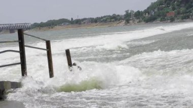Canlı Okyanus Dalgaları ve İskeleleri Sersemletici Hava Görüntüsü
