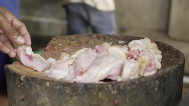 Taze kesilmiş Hint Tavuğu - Sulu, lezzetli ve Şefkatli