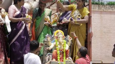 Ganesh Chaturthi 'nin Kutlanması - Hayranları Fil Tanrısı