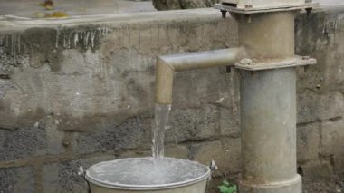 Hindistan 'daki Hand Pompasından sızıntı var.