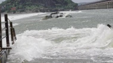 Tuhaf Dalgalar - Huzurlu Bir Deniz Burnu