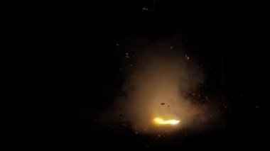 Parlak Alevli Havai Fişekler Gecenin karanlığında Görsel Ziyafet