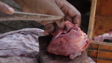 Kesme Uzmanı Eller İş Başında