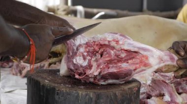 Eti Kesmek Kesinlik Bir Yakın Çekim Kasaplık Sanatına Bir Bakış