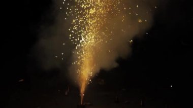 Havai fişeklerin arasından süzülen Işıl ışıl geceye tuhaf bir yolculuk