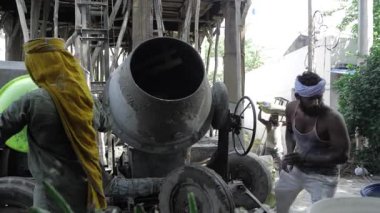 Elinde Kova ile Çalışkan İnşaat İşçisi