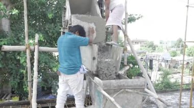 Çimento Karıştırma Devam Ediyor - Kaliteli İnşaatı Sağlayan İki İşçi