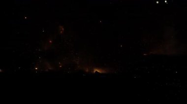 Muhteşem Havai fişekler Gecenin karanlığında görsel bir patlama gösteriyor.