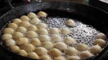 Hint sokak yemekleri tencerede cızırdıyor.