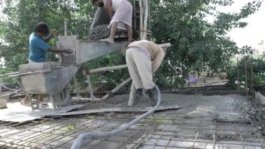 İnşaat Ekibi Çimento ve Aletlerle İvme Yapıyor