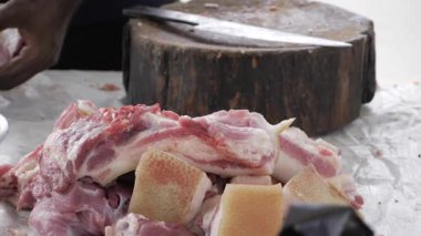 Bir Mutfak Macerası İçin Uzman Dilimlenmiş, Sulu ve Yumuşak İndiana Tarzı Domuz Etleri