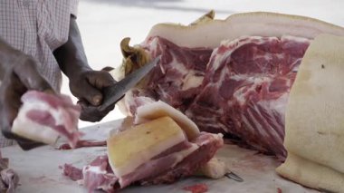 Et Uzmanlarının Domuz Doğrama Kesimi Ustalığı