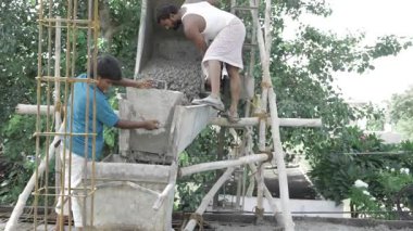 Verimli Çimento Karıştırma - İki İşçi İş Başında